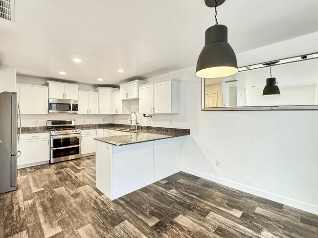 Building Photo - SHORT-TERM LEASE Townhouse in Draper - 3 BD 2.5 BA 2 GA - 2250 Square Feet