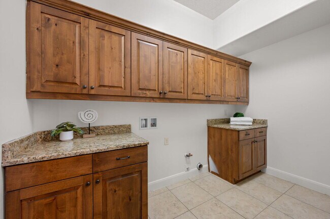 Building Photo - 2735 E Auburn Cir