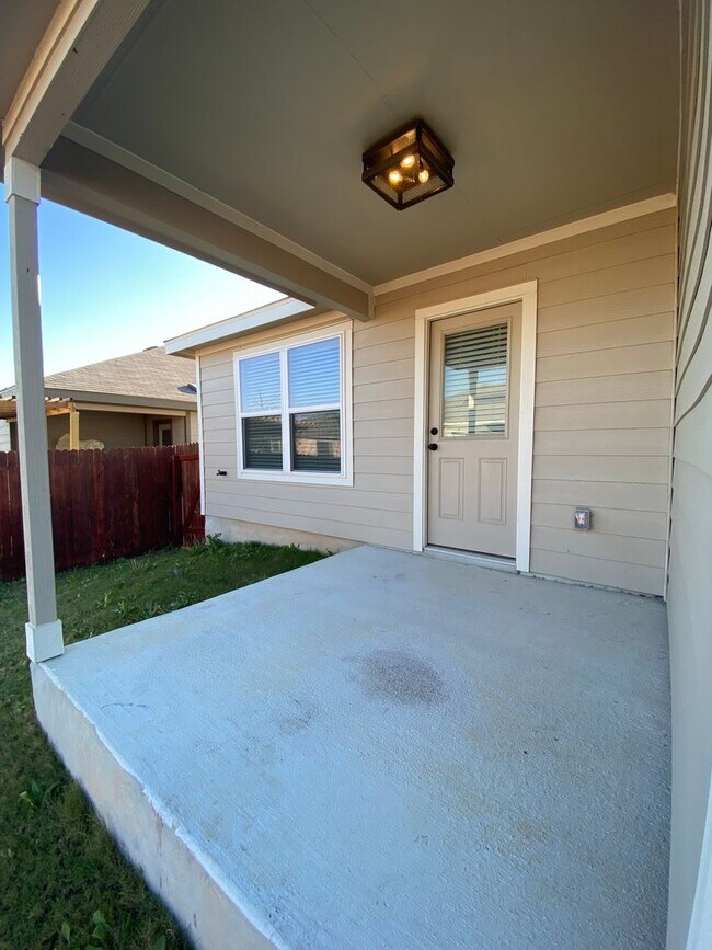 Building Photo - Voss Farms / Fridge Included / Separate Di...