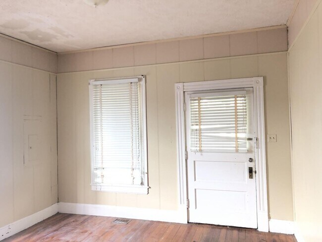 Building Photo - UK STUDENTS WELCOME! 5 Bedrooms, 2 Full Baths. UK CAMPUS ON WOODLAND AVE!