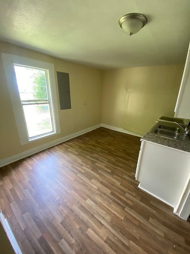 Building Photo - **ON HOLD**3 Bedroom / 2 Bathroom Home for...