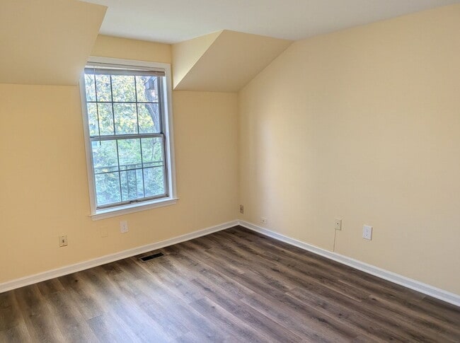 Building Photo - Cozy & Lifestyle-Oriented