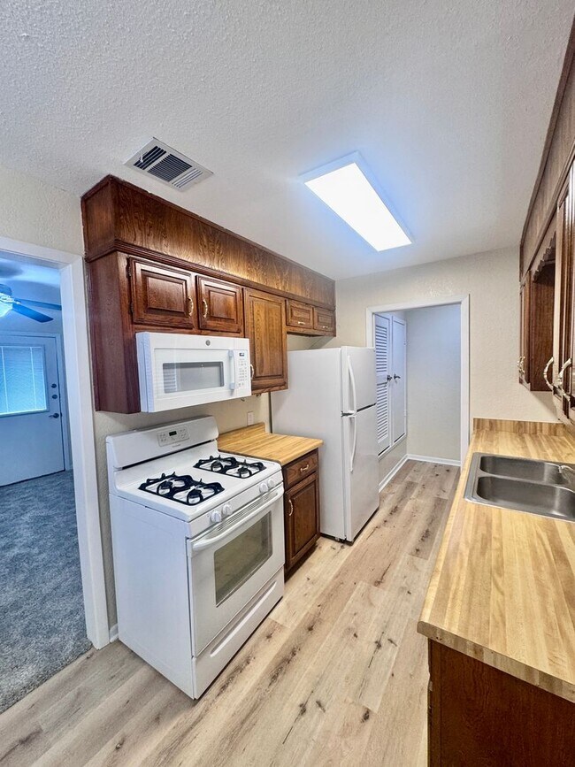 Building Photo - Newly Renovated Woodway Home