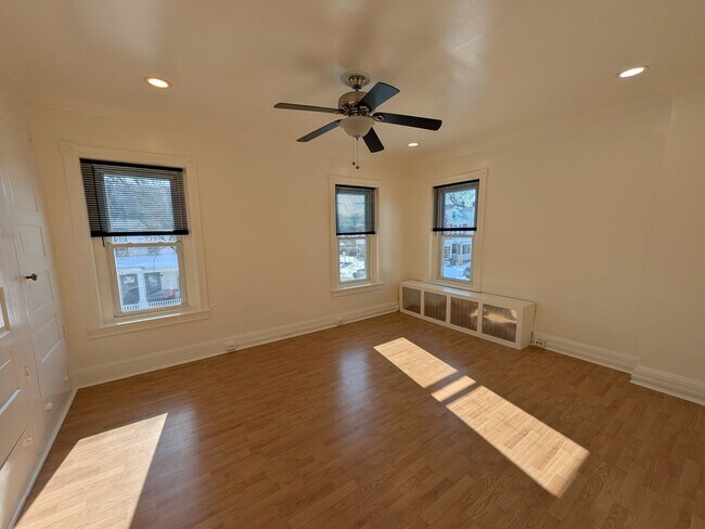 Building Photo - 1105 Queen St