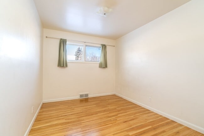 Building Photo - Single family home near CMR High School and Valley View Elementary School in Great Falls.