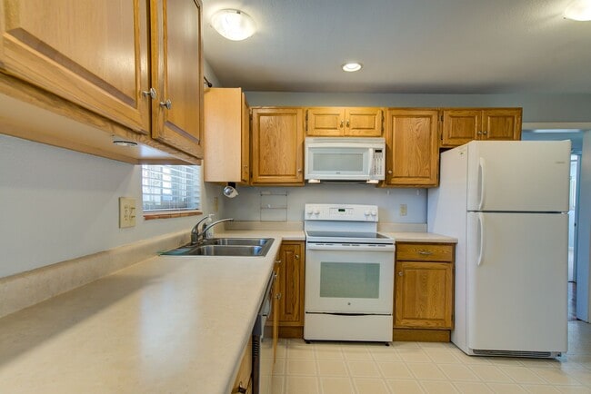 Building Photo - Ranch Style Brick home, charming and convenient!