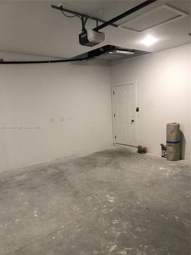 Building Photo - 4568 Golfview Blvd