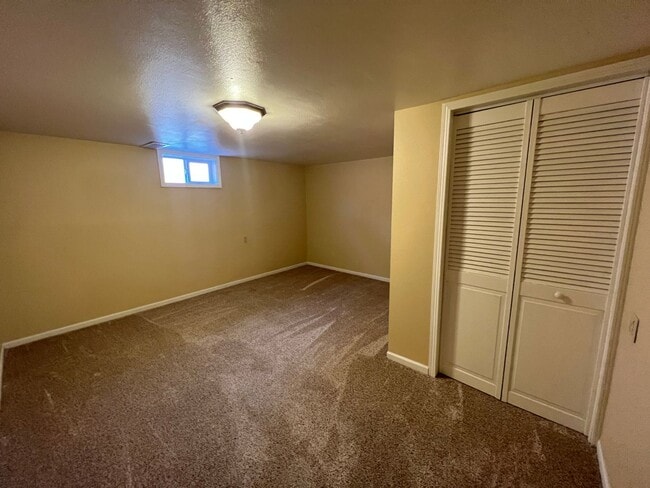 Building Photo - 5 bedroom 3 bathroom home for rent