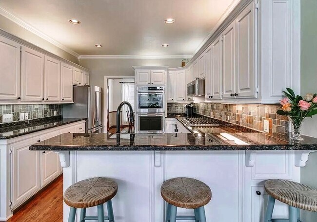 Building Photo - Executive Living in Norman complete with N...