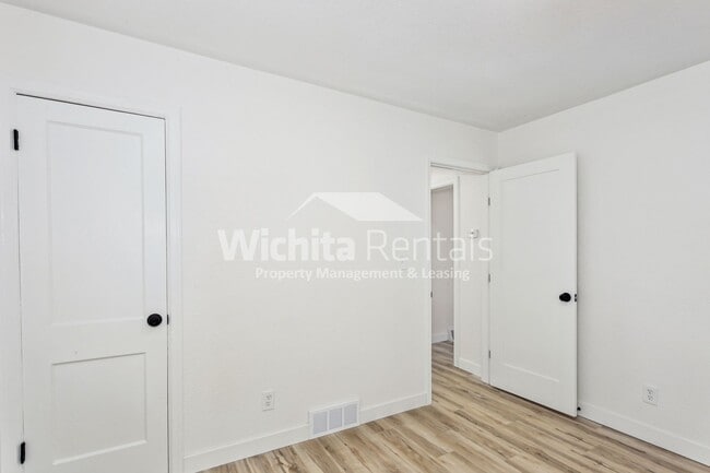 Building Photo - 3 bedroom 1 bath home - North Riverside