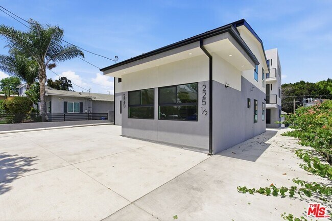 Building Photo - 227 N Burlington Ave