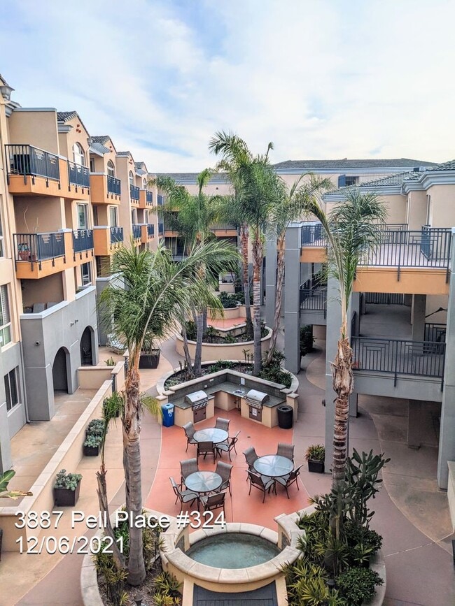 Building Photo - Bright 1 Bed / 1 Bath Condo in Upscale Com...