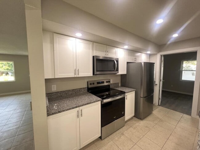 Building Photo - 6143 Alderwood St