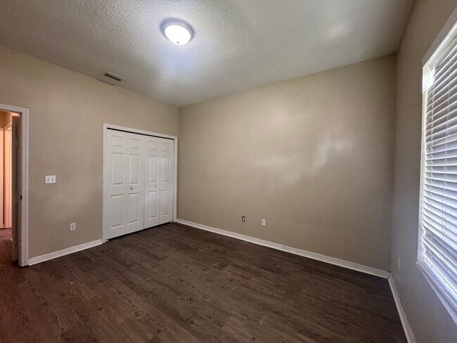 Building Photo - Charming 3-Bedroom Home with Modern Update...