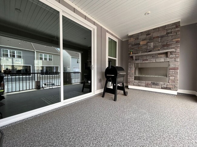 Building Photo - Spacious 4-Bedroom Townhome with Garage & ...