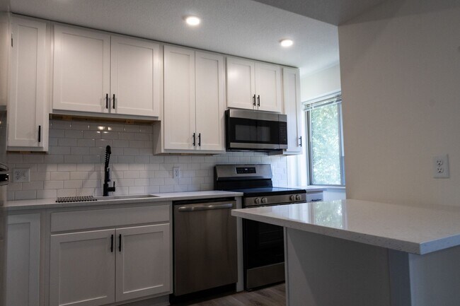 Building Photo - $1,450 / 2br - 560ft2 - RENOVATED 2BD, 1BA...