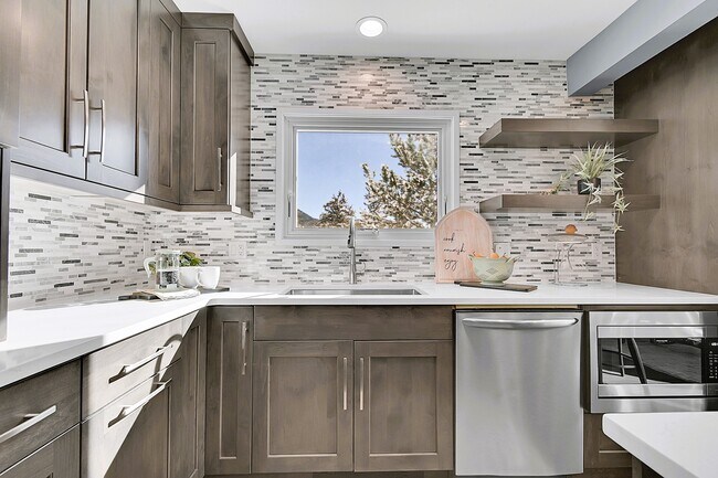 Building Photo - 28585 Evergreen Manor Dr