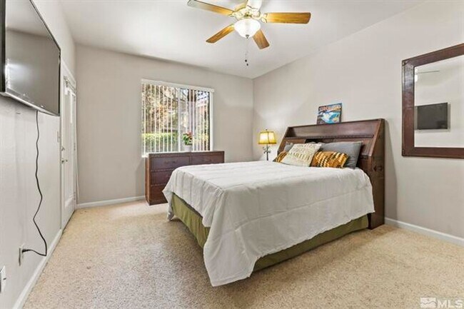 Building Photo - Tanamera 1 bedroom special!