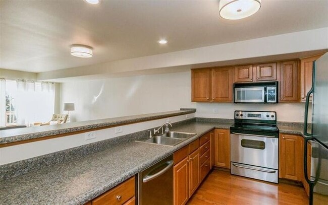 Building Photo - $1,975 | 3 Bedroom, 2.5 Bathroom Town Home | Pet Friendly* | Available for an August 1st, 2026 Mo...