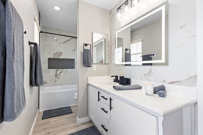 Building Photo - Cozy Furnished 3bed 3bath l Near Southern Highlands