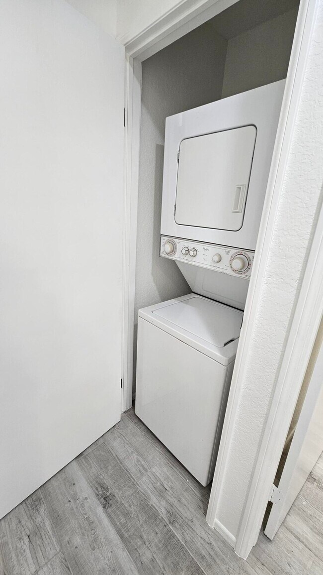 Building Photo - 2601 S Broadmoor Dr