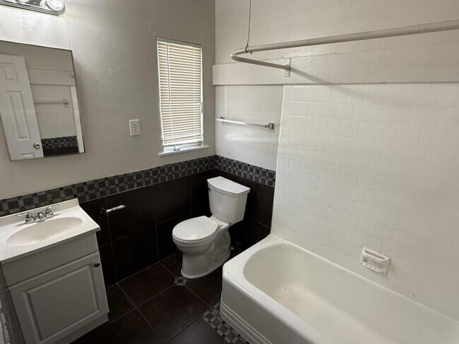 Building Photo - 304 N 14th St
