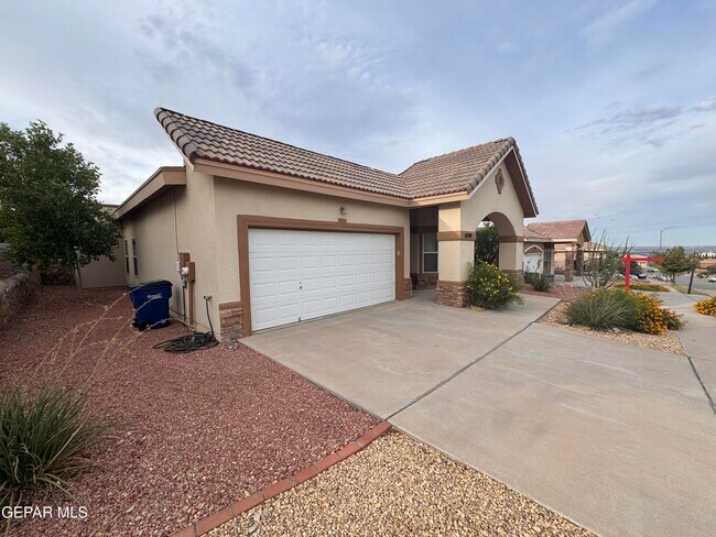 Building Photo - 6700 Hermoso Del Sol Dr