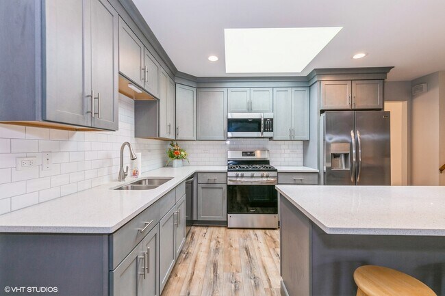 Building Photo - 14748 Sprucecreek Ln