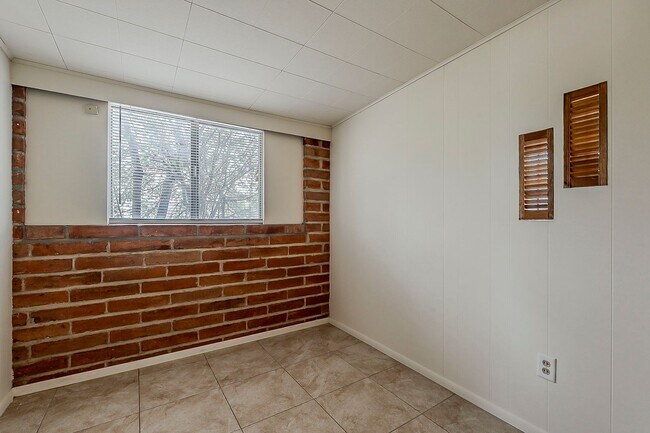 Building Photo - 1437 E Lester St