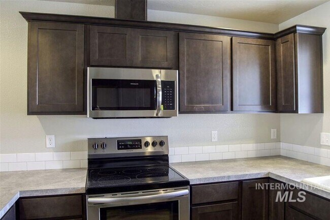 Building Photo - Wonderful 3 bedroom 2 bath single level living-PHOTOS SIMILAR