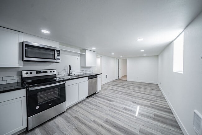 Building Photo - Lower unit renovated property near ISU.