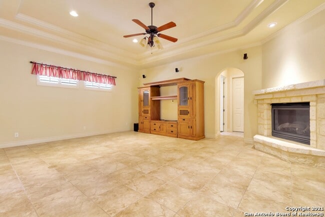 Building Photo - 4 Bedroom/4 Bath Champion Ridge Subdivision