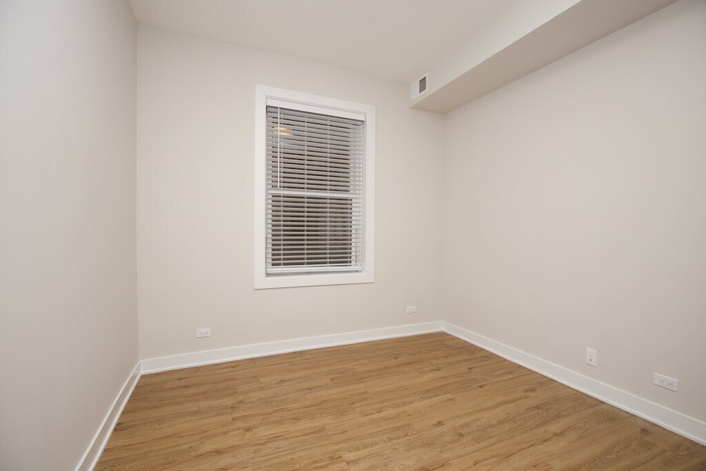 Building Photo - 661 W Wrightwood Ave