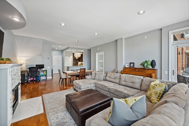 Building Photo - 330 N Clinton St