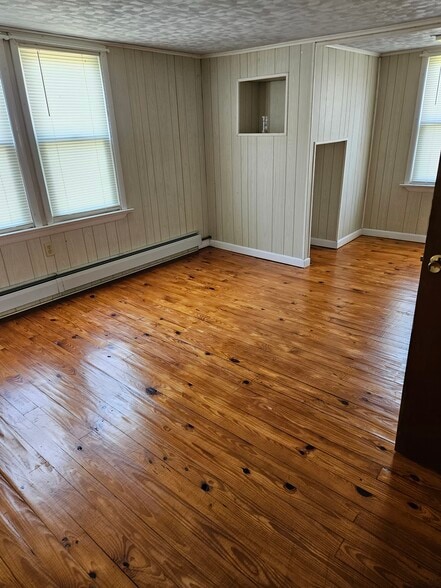 2nd floor room - 13 Williams Ln