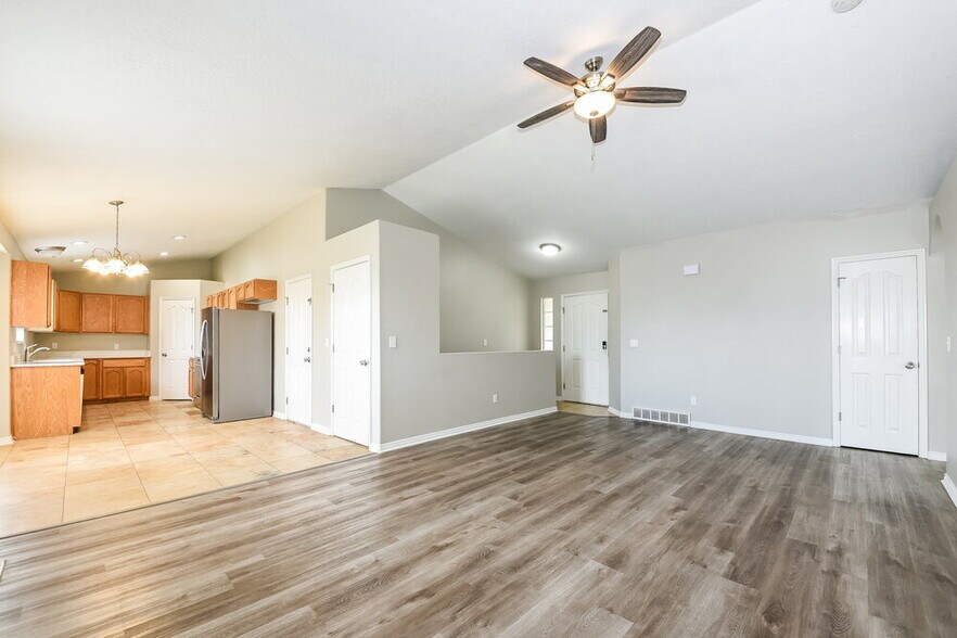 Building Photo - 1116 Mustang Ln
