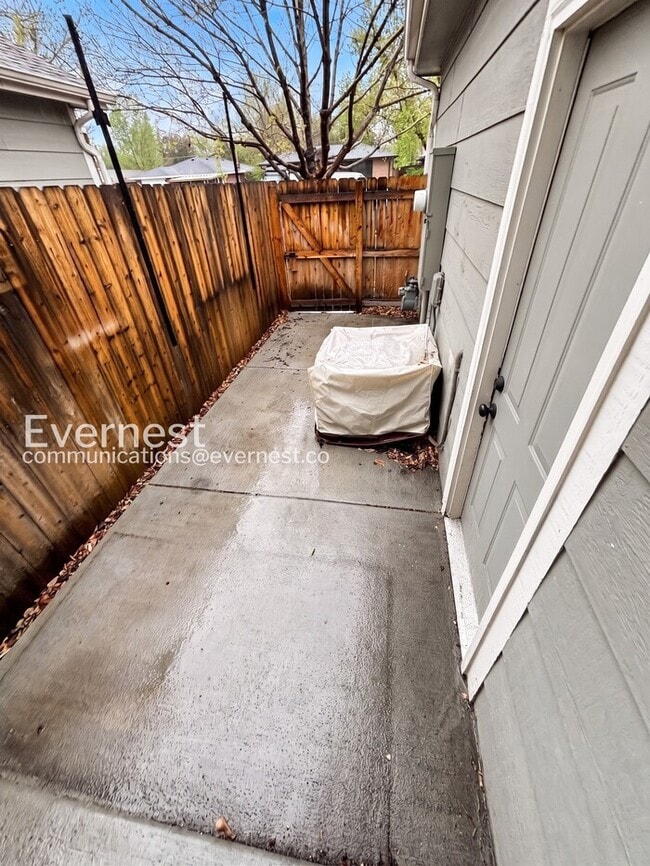 Building Photo - 2 Bed/2.5 Bath Townhome with Fenced Yard & Garage / Available Soon!