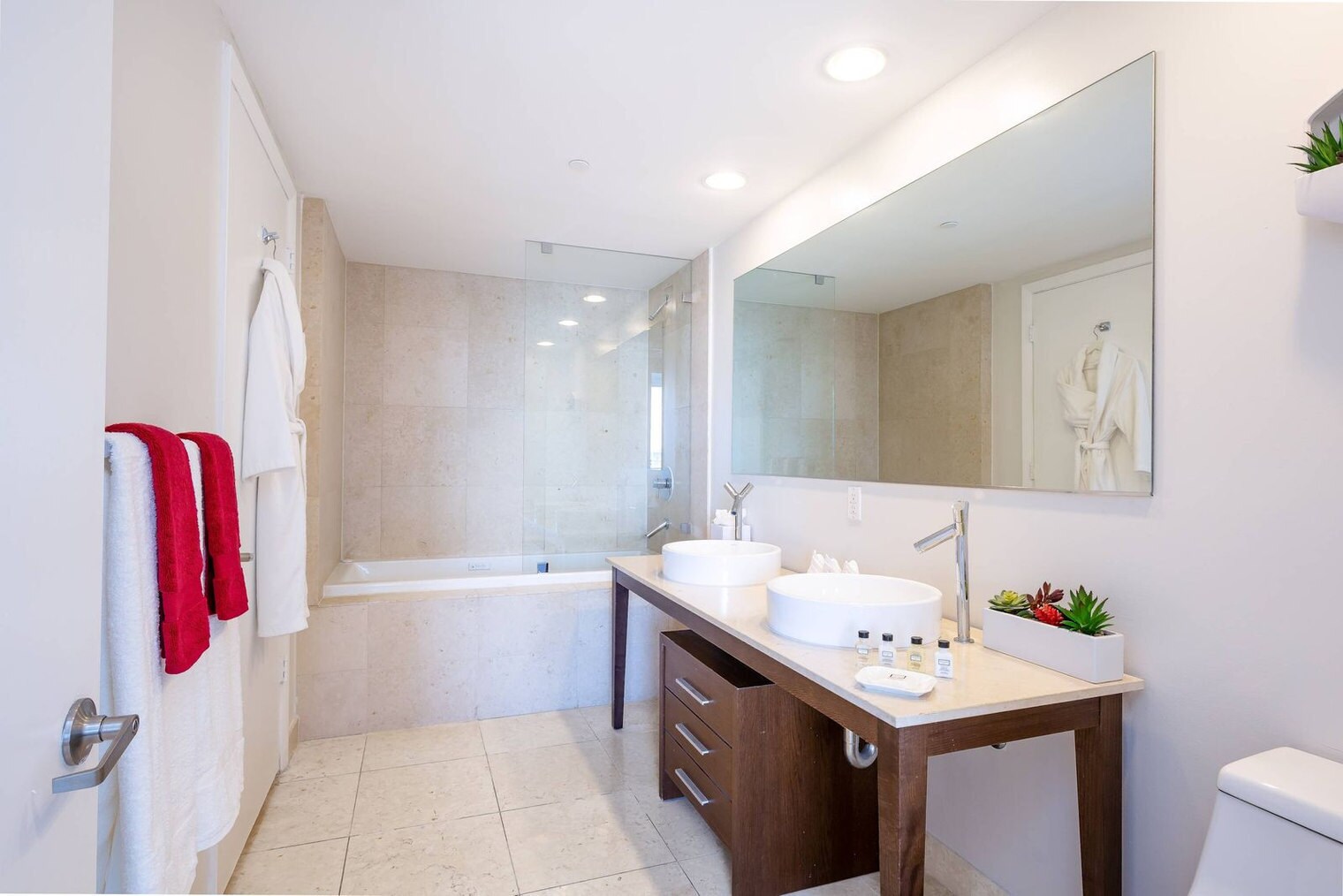 Building Photo - 485 Brickell Ave