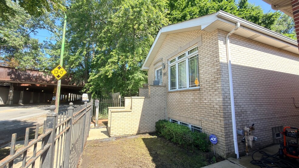 Another view of the front. Big bright windows let in a lot of light. Great community. - 419 W Root St
