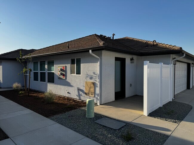 Building Photo - 2426 Oakmont Cir