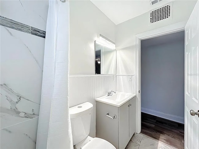 Building Photo - 944 18th Ave S