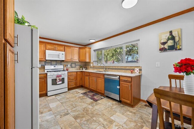 Building Photo - 2268 Serra Dr