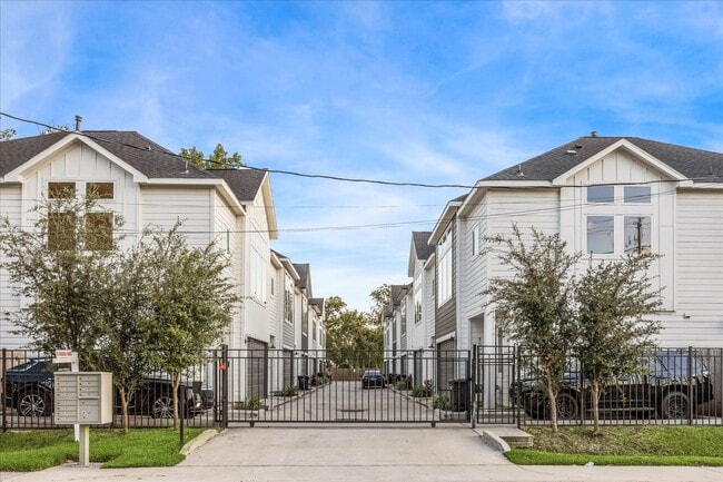 Building Photo - 105 W Whitney St