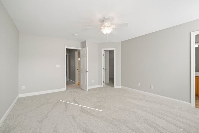 Building Photo - Newly remodeled townhome