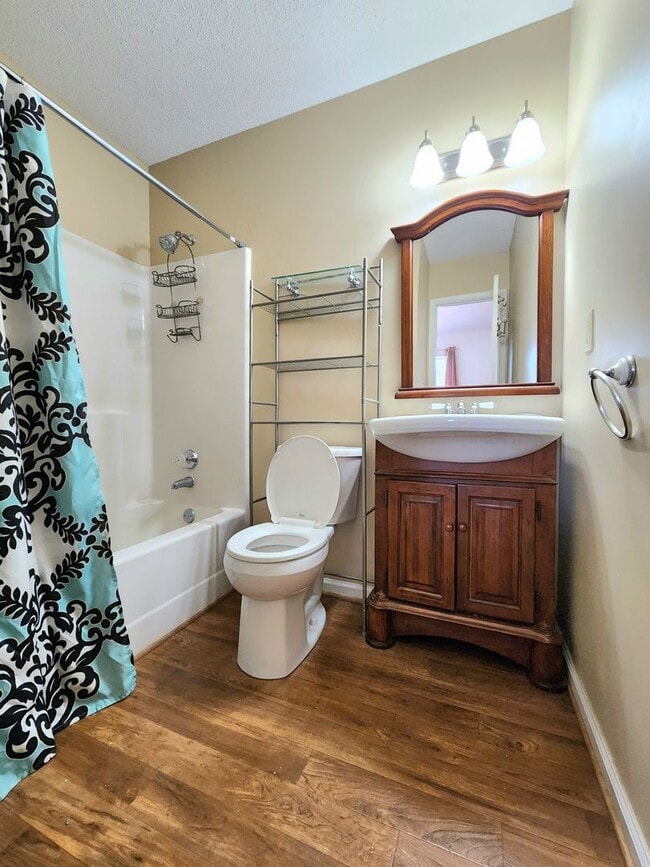 Building Photo - Top Floor Condo in Gated Community!