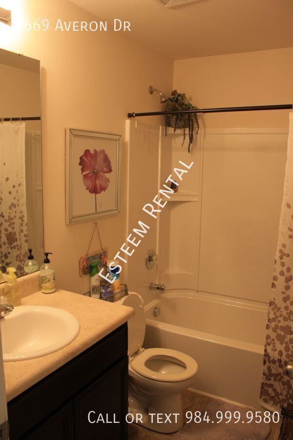 Building Photo - 2669 Averon Dr