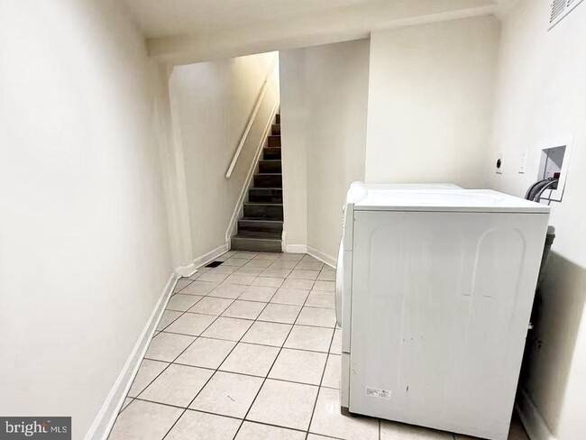 Building Photo - 105 Second St