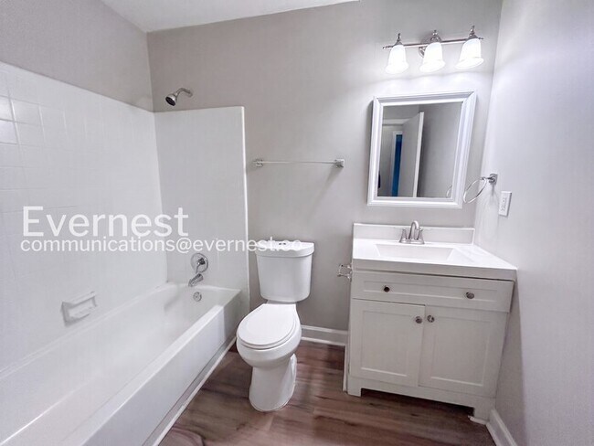 Building Photo - 5 Bed, 3 Bath Home with Garage / Pet-Friendly / Vouchers Accepted / Available Now!