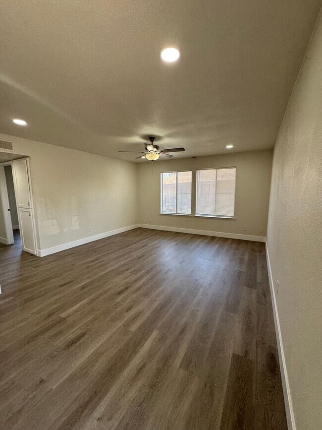 Building Photo - 2 Bed 1 Bath Apartment move in ready!!