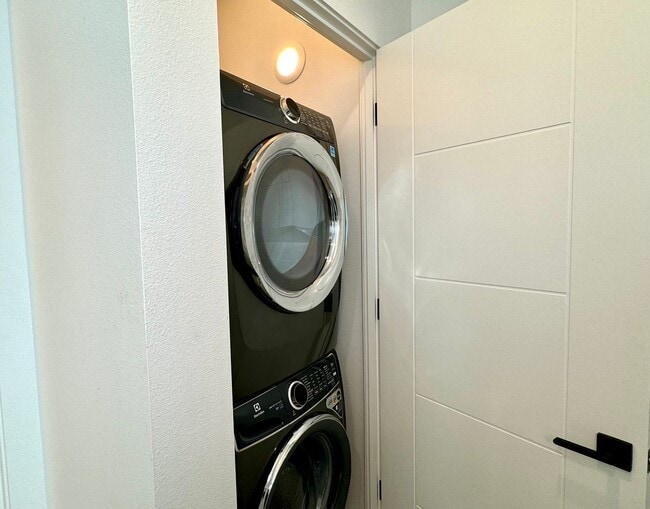 Building Photo - Newer One Bedroom in newer Santa Rosa Deve...